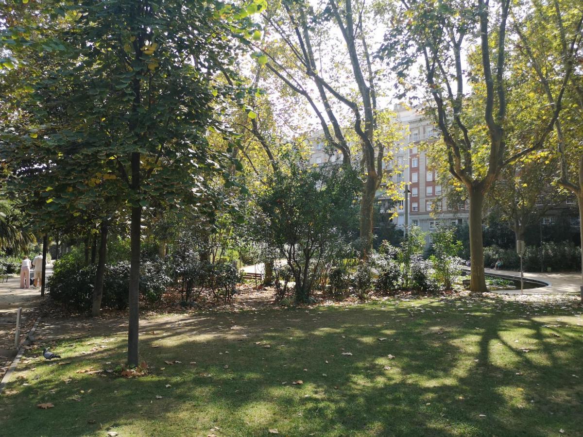 Aparteasy - Turo Park With Lovely Balcony Барселона Екстериор снимка